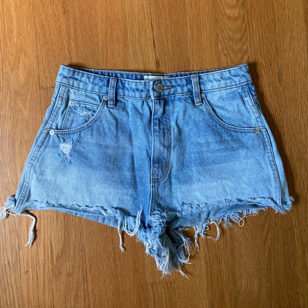 rolla’s light wash denim shorts